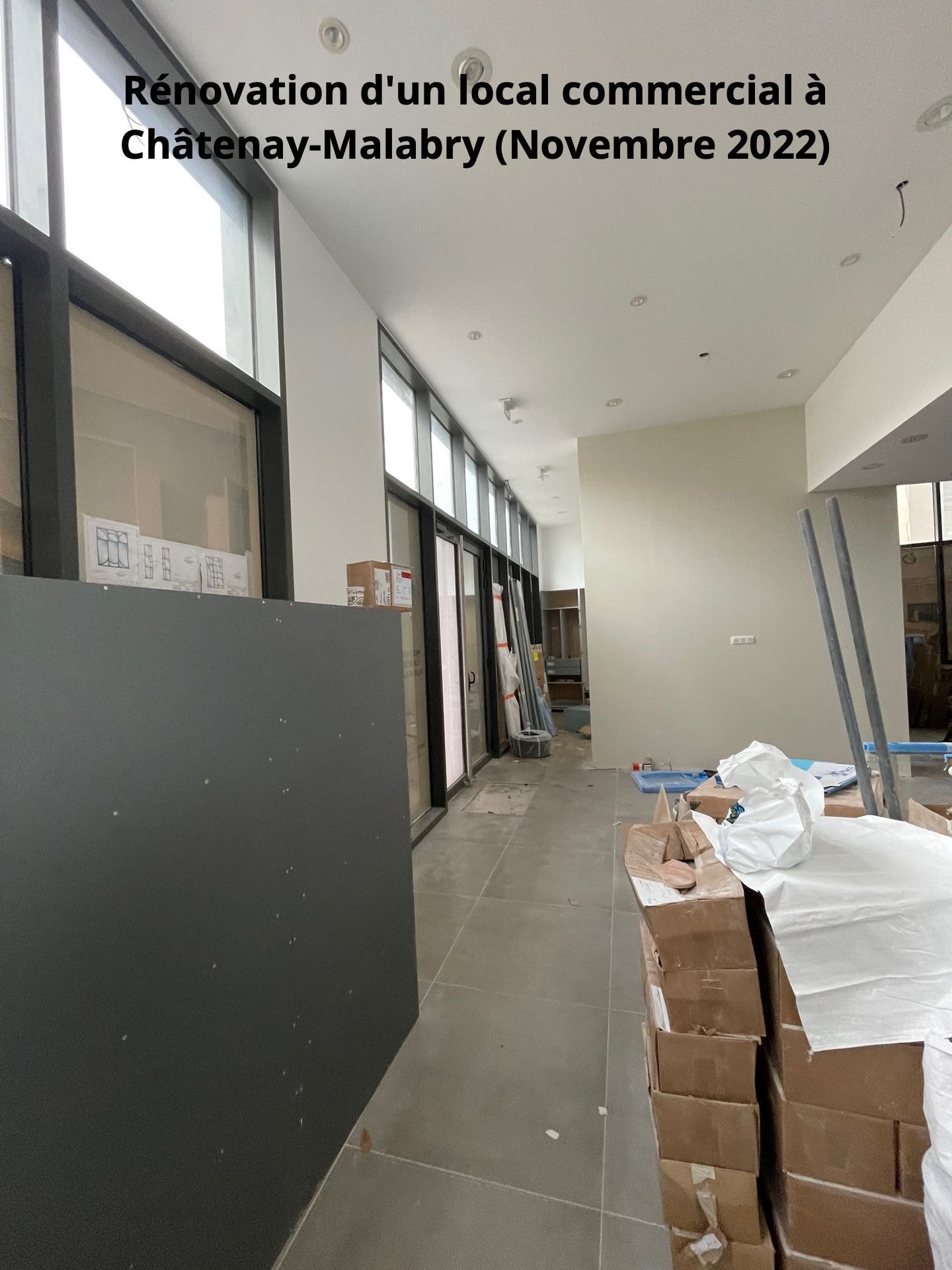 Rénovation d'un local commercial à Châtenay-Malabry, France (novembre 2022). Vue intérieure montrant les matériaux de construction, les fenêtres et les murs.