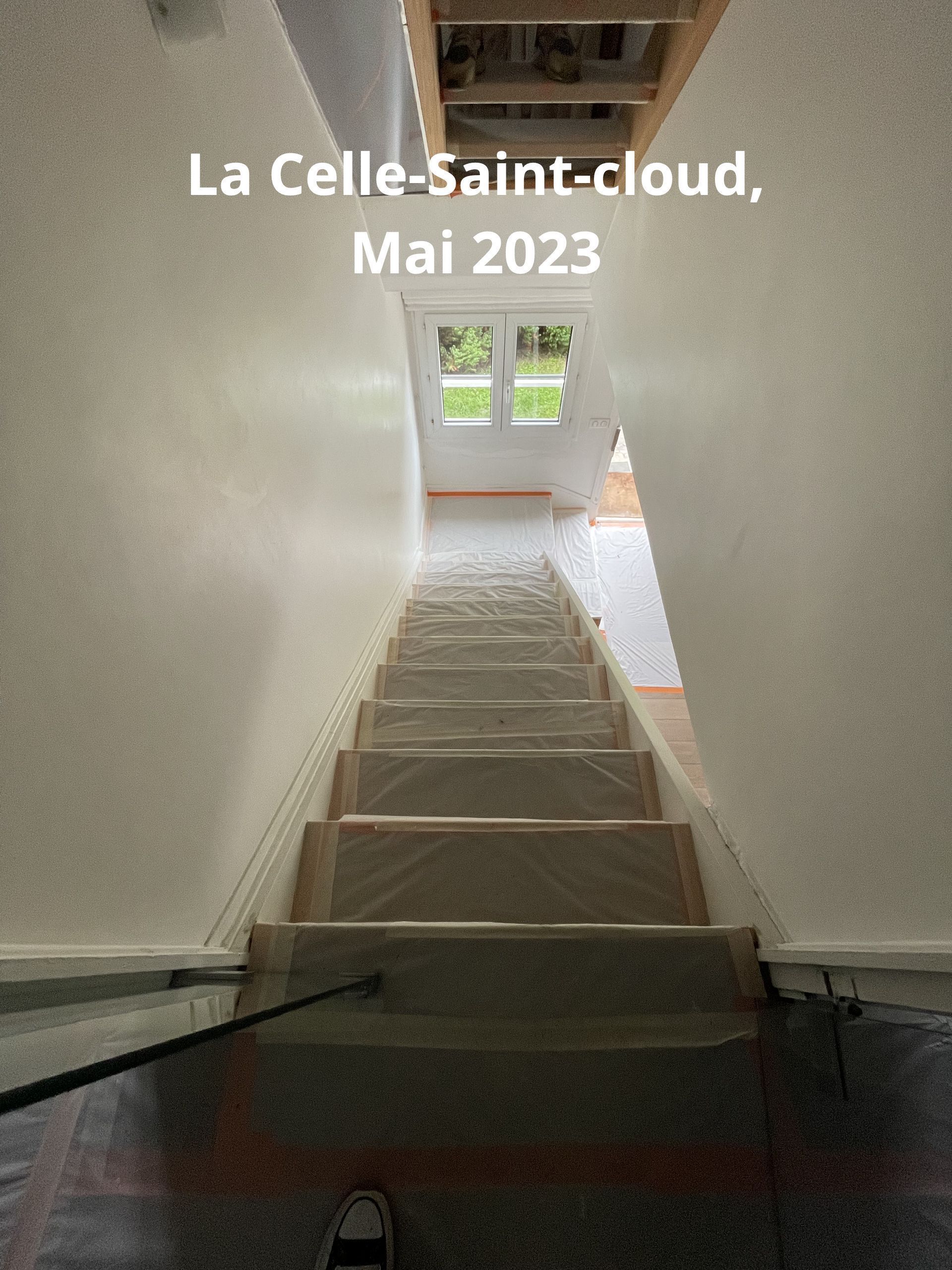 Escalier dans une maison en construction, La Celle-Saint-Cloud, France, mai 2023.