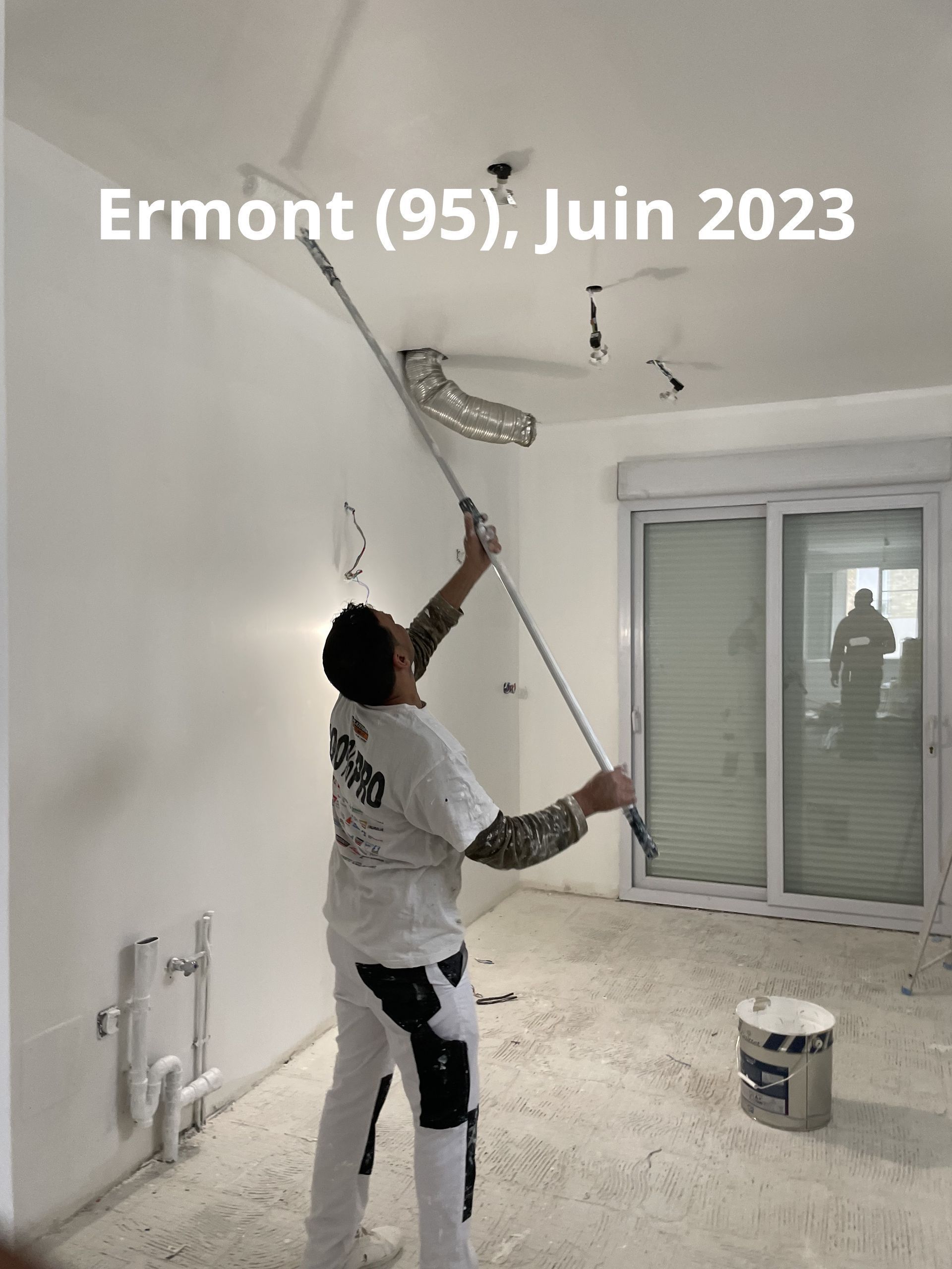 Une personne utilise une ponceuse à plâtre dans une pièce. Ermont, France, juin 2023.