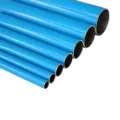 Tubos metálicos de color azul de distintos diámetros.