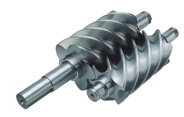 Rotor de compresor de tornillo metálico, de forma retorcida con ejes que se extienden desde cada extremo.