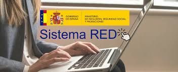 Mujer trabajando en un ordenador portátil con el logo de Sistema RED del gobierno español.