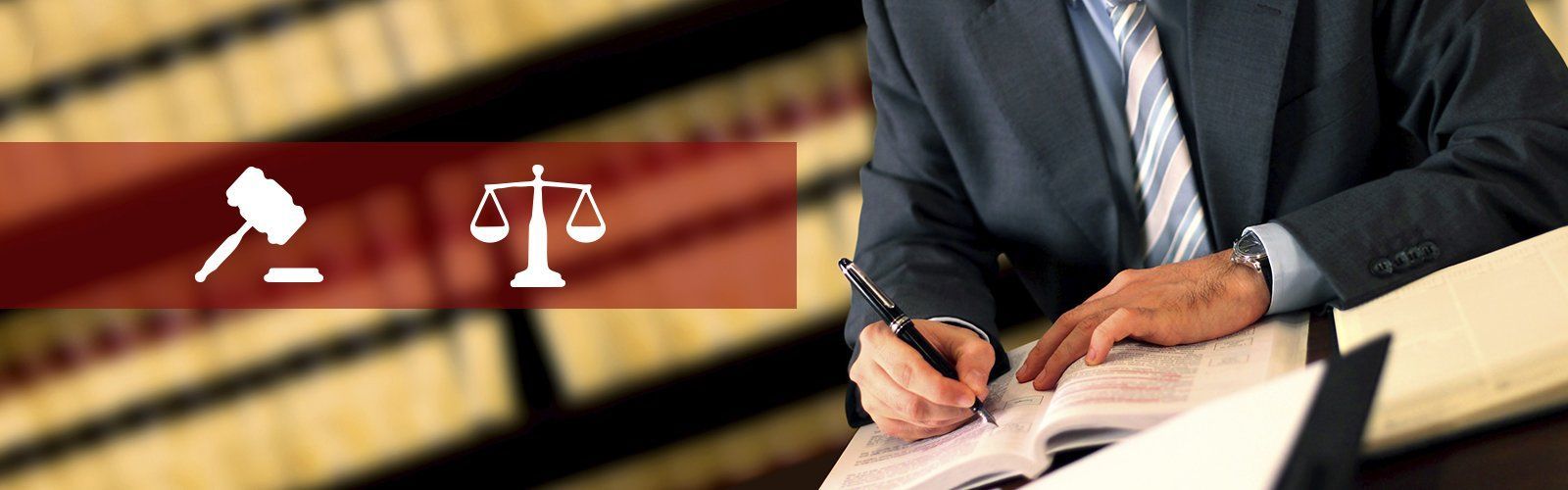 Abogado tomando notas junto al icono de la balanza de la justicia sobre un fondo con temática legal.
