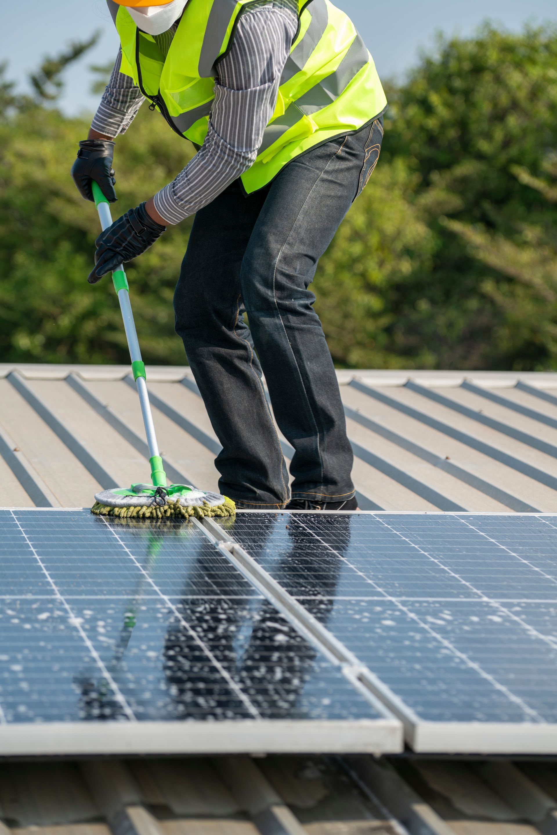 Nettoyage de panneaux solaires avec une serpillère