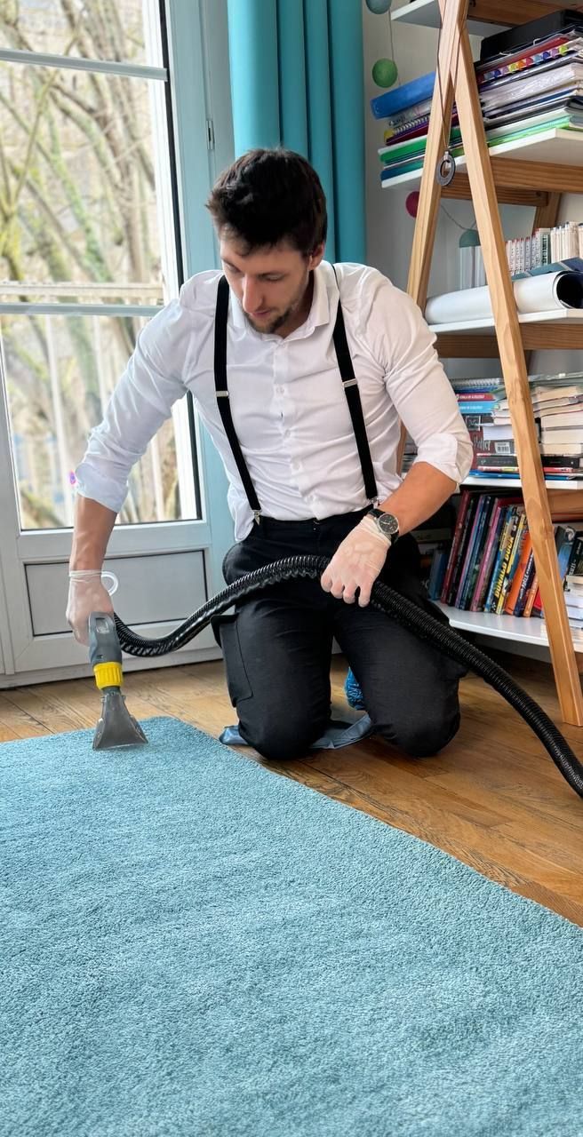 Professionnel nettoyant un tapis bleu