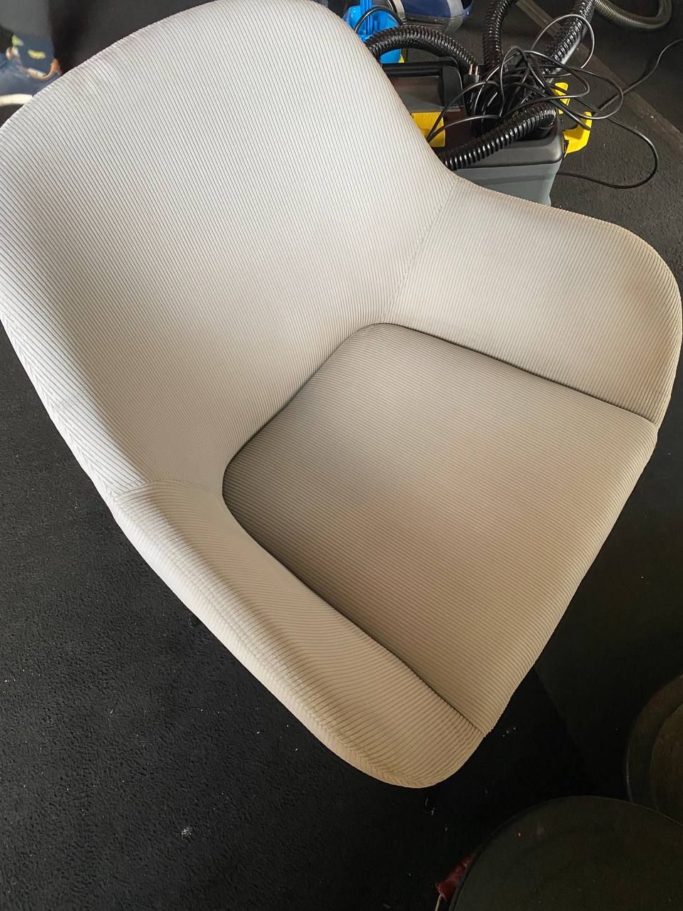 Chaise nettoyée et remise à neuf
