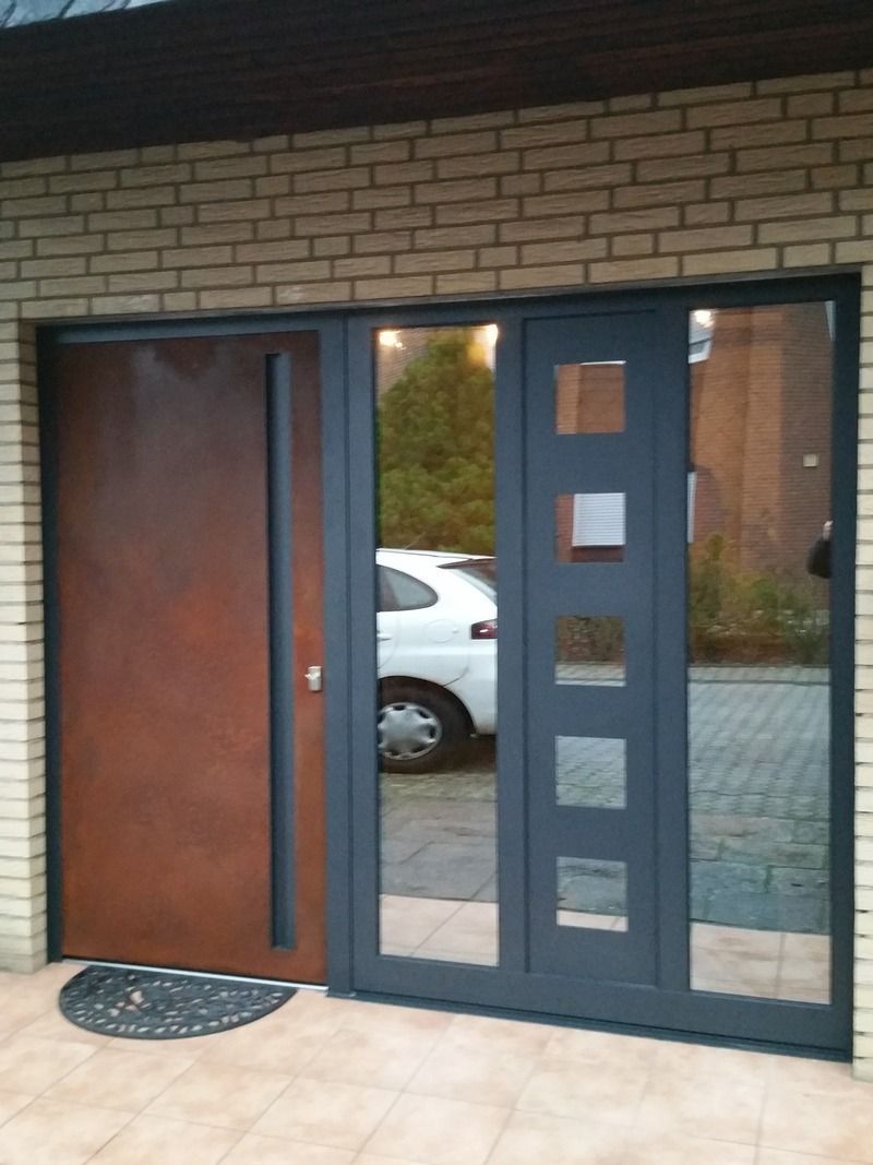 Ein Auto steht vor einem großen Tor