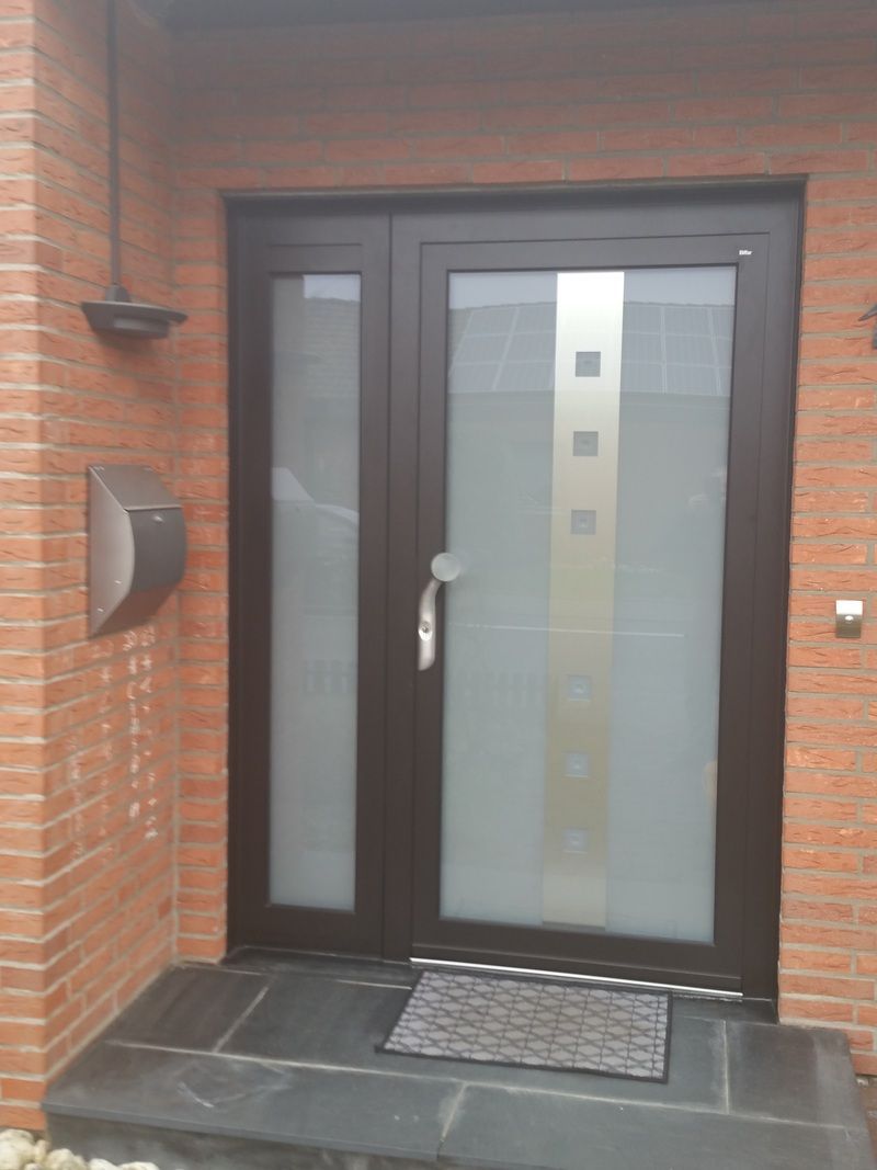 Ein Backsteingebäude mit einer Tür und einem Briefkasten