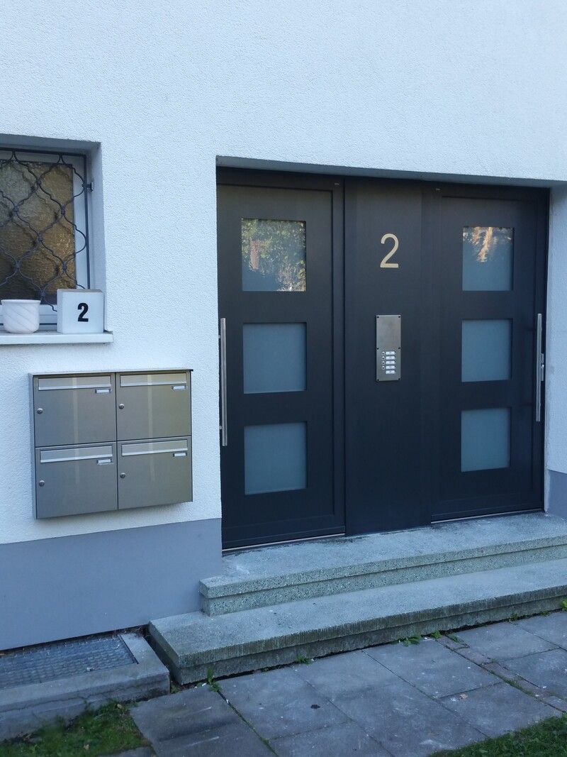 Eine schwarze Tür mit der Nummer 2 darauf