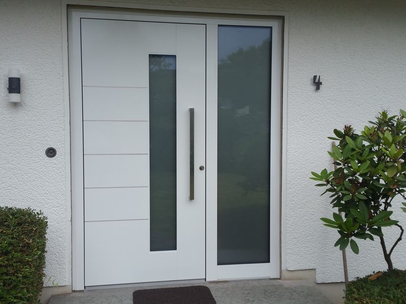 Eine weiße Tür mit der Nummer 4 darauf