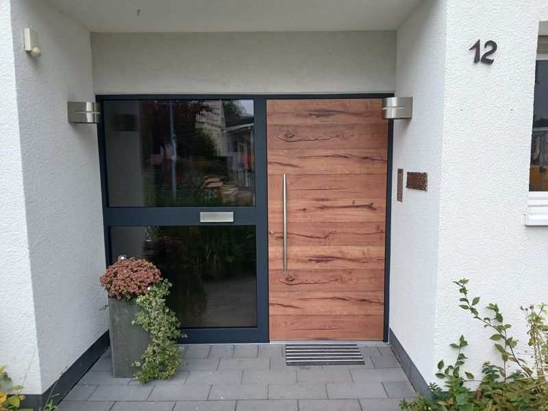 Die Haustür eines Hauses mit der Nummer 12 darauf