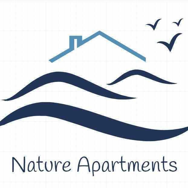 Logotipo de Nature Apartments con olas azules, una línea de techo y pájaros sobre el texto.