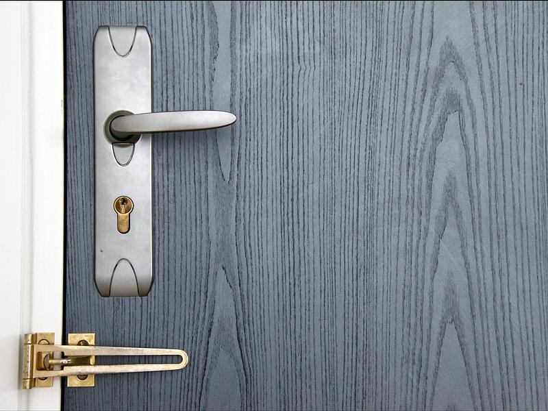 Porte imitation bois avec serrure à clapet