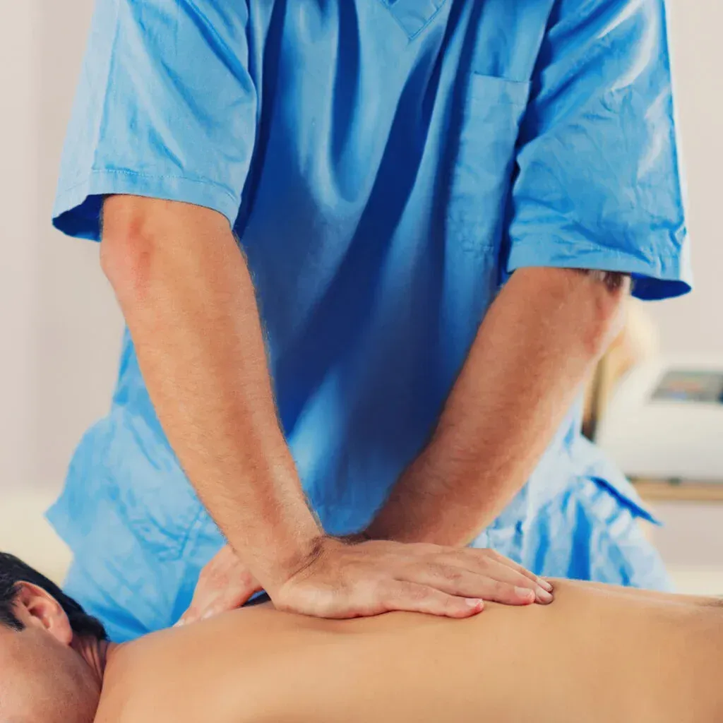 Un homme en chemise bleue fait un massage à un homme