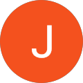 La lettre j est dans un cercle orange sur fond blanc.