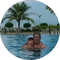 Un homme et une femme se tiennent debout dans une piscine.