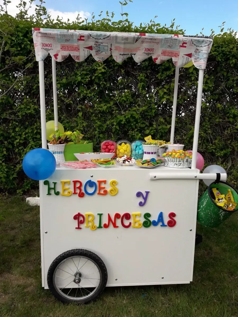 Carrito de dulces blanco con letrero 