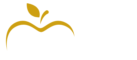 Una manzana amarilla con una hoja sobre un fondo blanco.