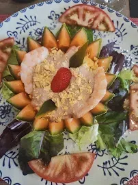 Un plato de comida con una fresa encima.