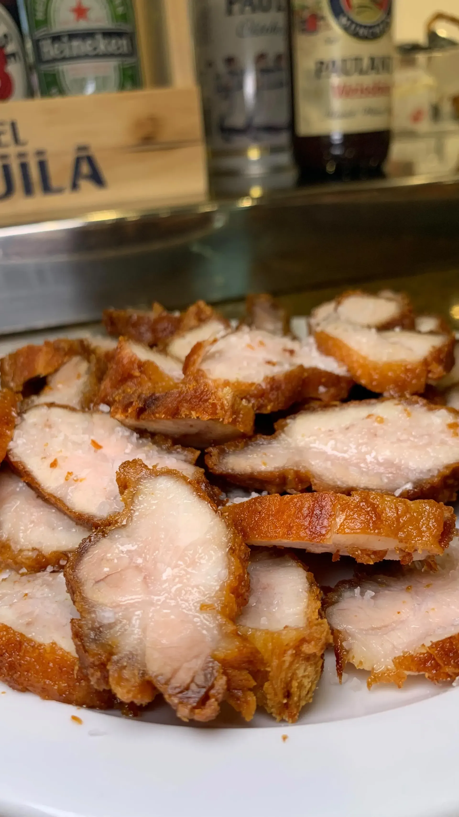 Un primer plano de un plato de cerdo frito sobre una mesa.