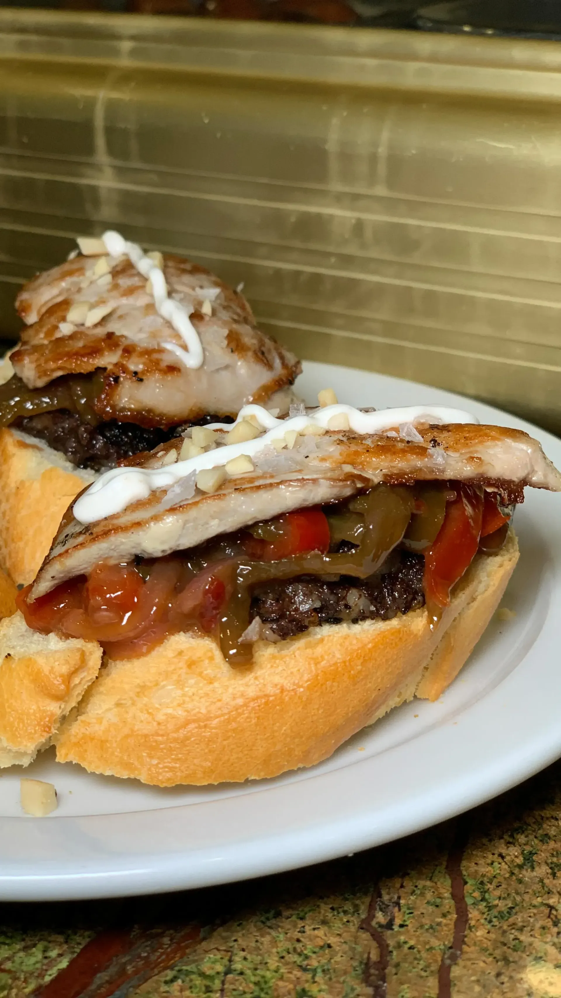 Un primer plano de un sándwich en un plato sobre una mesa.