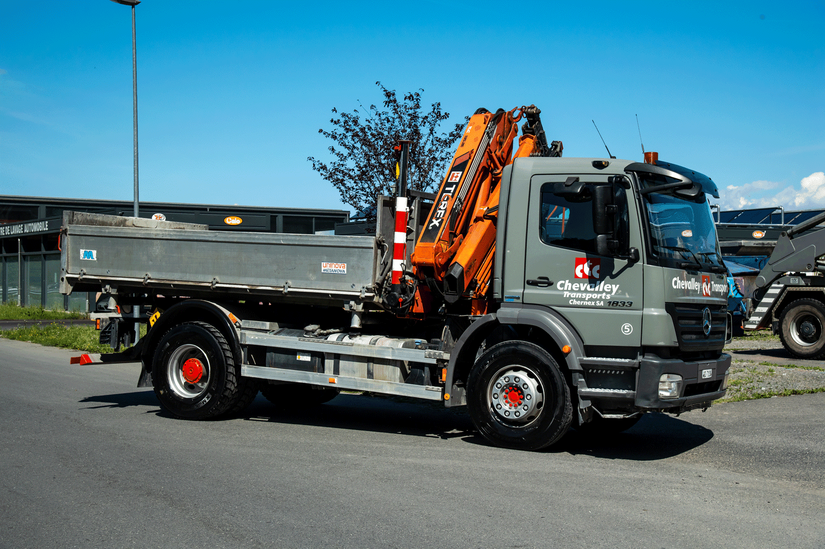 Camion 2 essieux basculant 3 côtés + grue (13 TM, portée 9 m) - Chevalley Transports Chernex