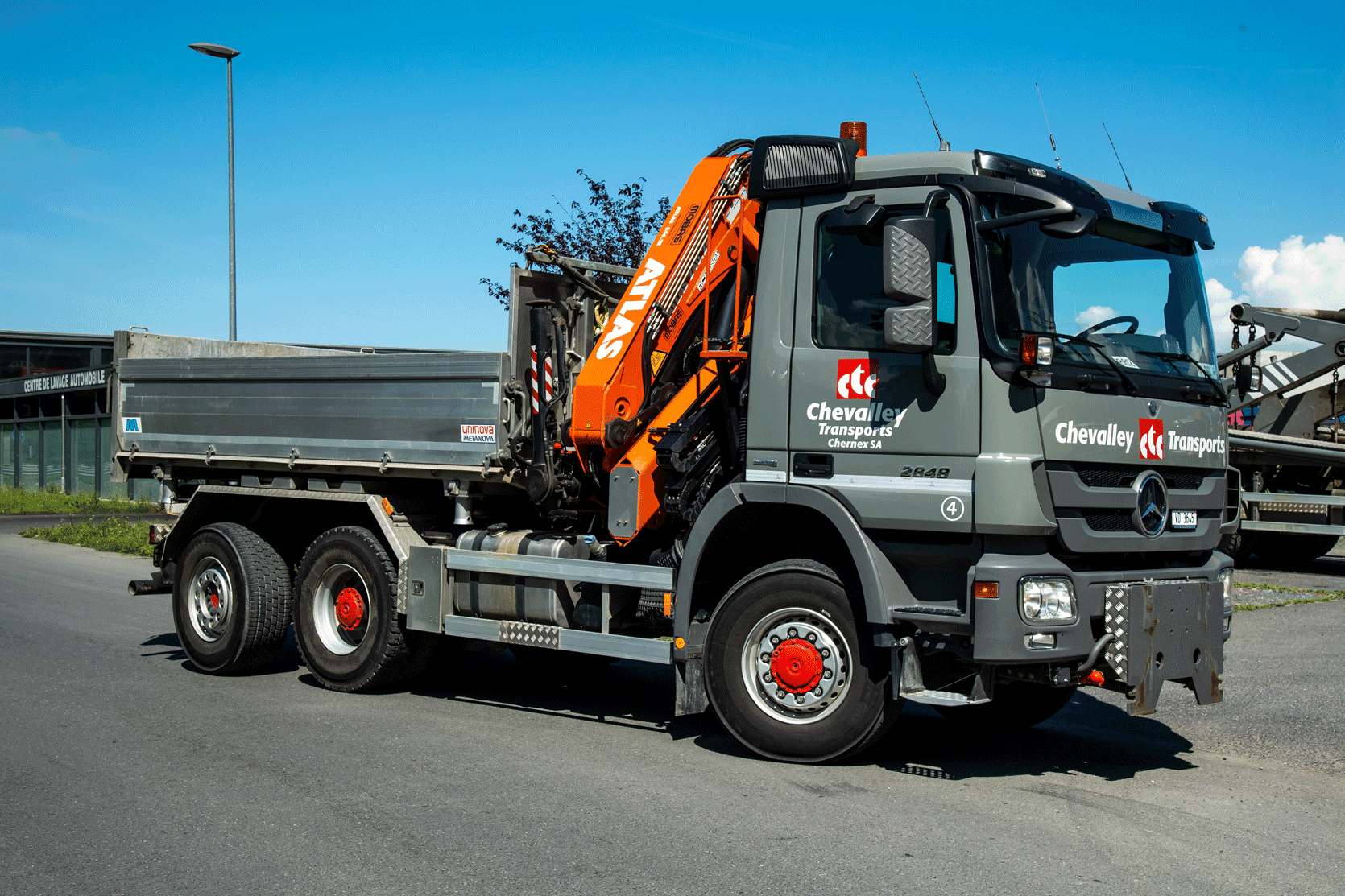 Camion 3 essieux basculant 3 côtés + grue (24 TM, portée 13 m) - Chevalley Transports Chernex SA