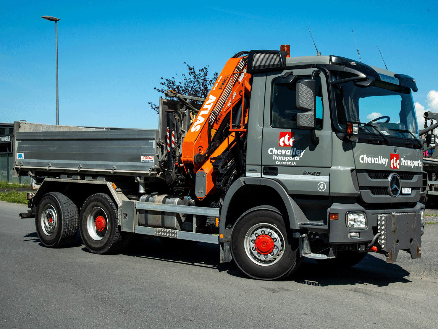 Camion 3 essieux basculant 3 côtés + grue (24 TM, portée 13 m) - Chevalley Transports Chernex