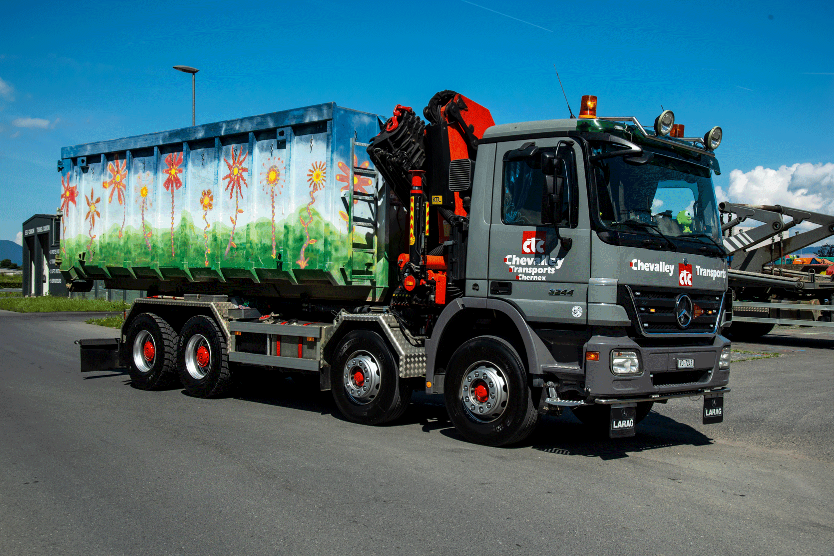 Camion 4 essieux multi-lift + grue (27 TM, portée 13 m) - Chevalley Transports Chernex SA