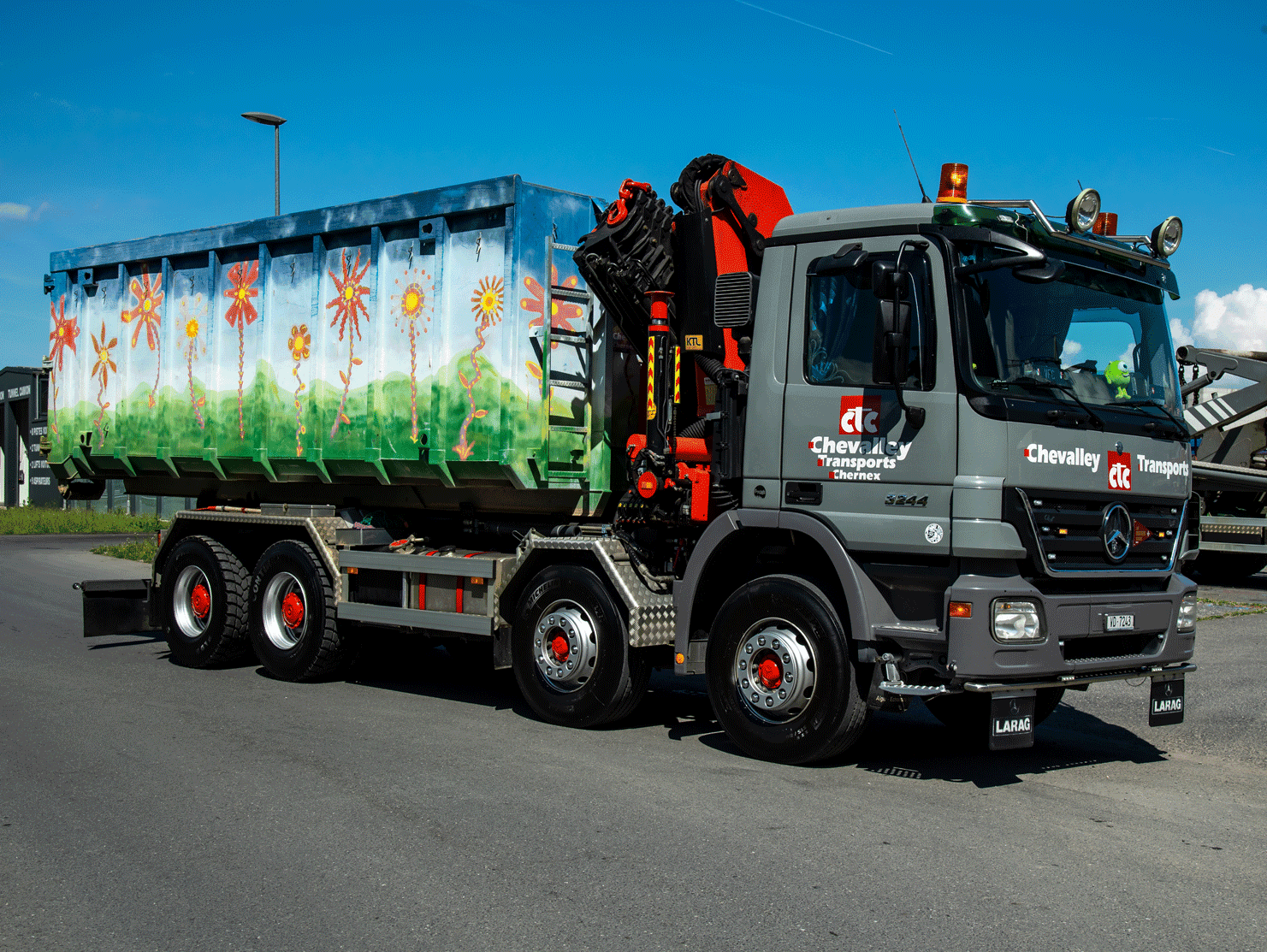 Camion 4 essieux multi-lift + grue (27 TM, portée 13 m) - Chevalley Transports Chernex