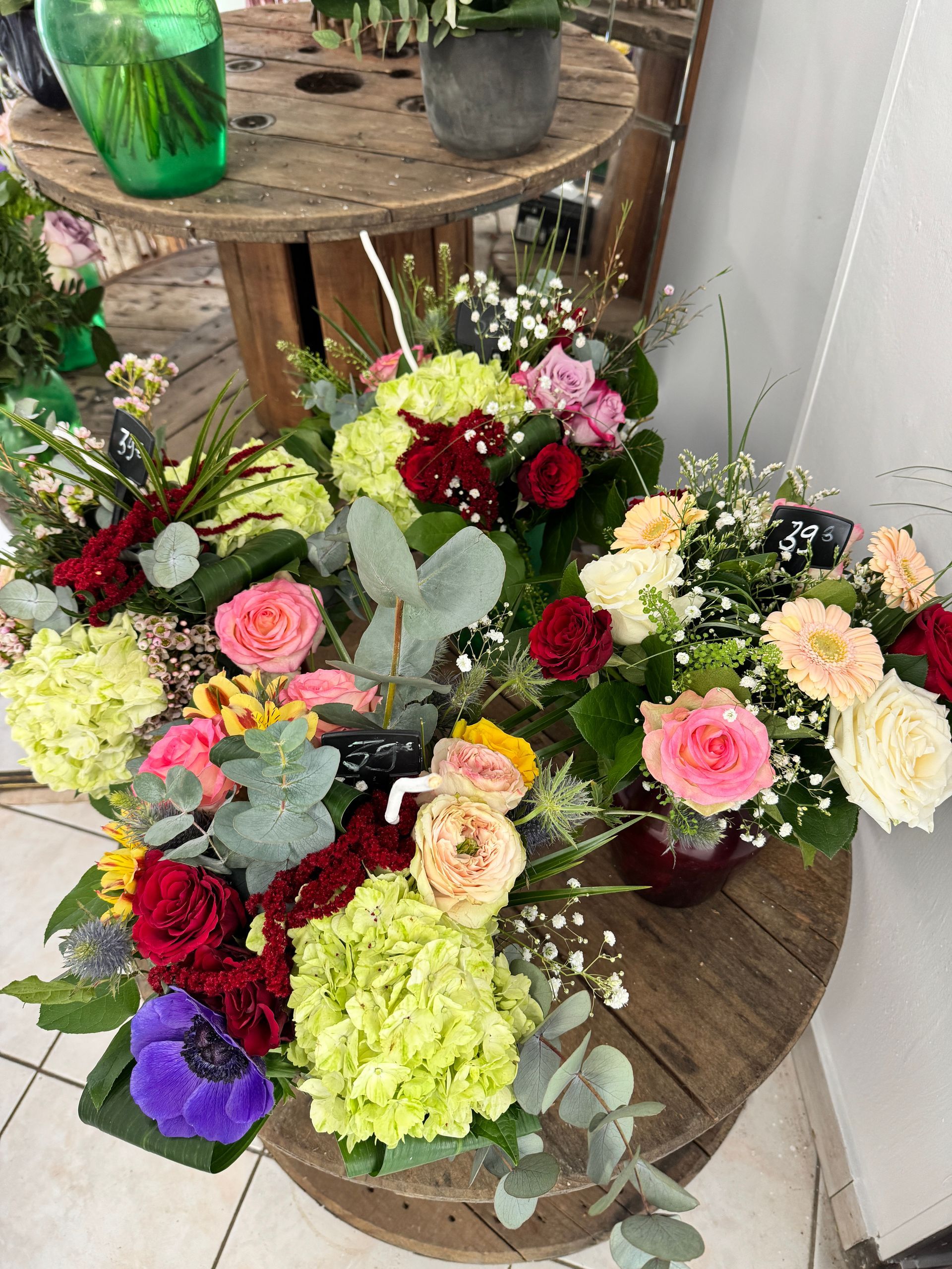 Plusieurs compositions florales