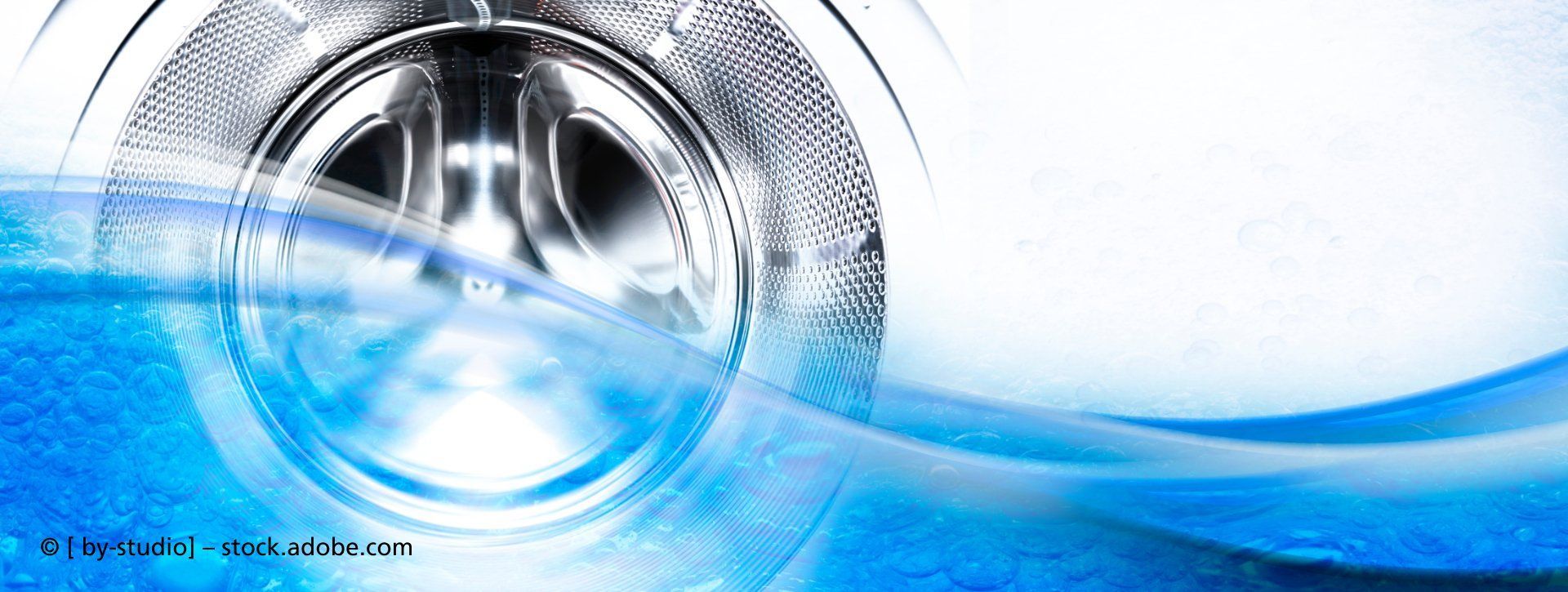 Elektrogeräte Nürnberger - Ein Elektriker hilft einer Frau dabei, einen Fernseher anzuschließen