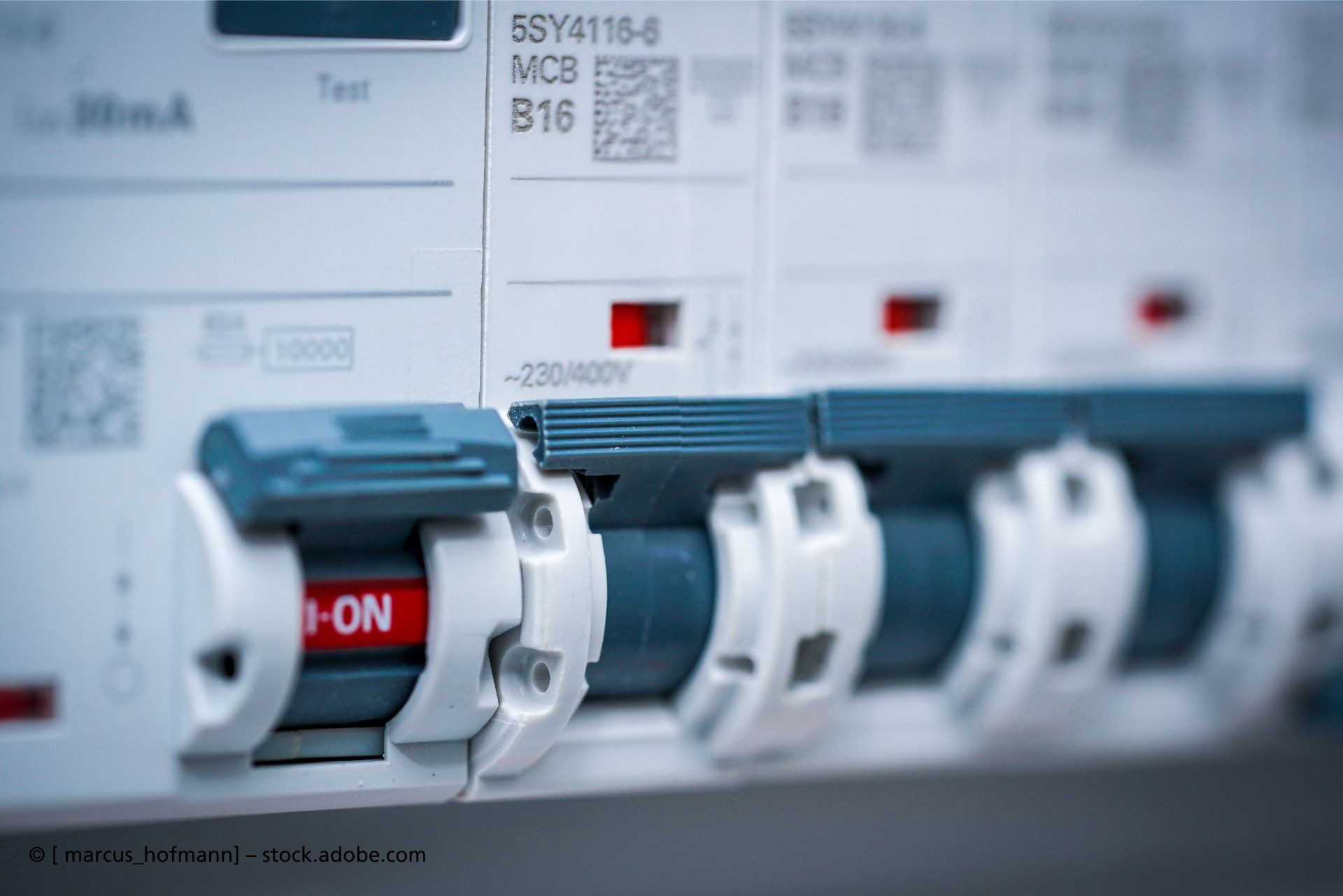 Elektrogeräte Nürnberger - Drei Männer und zwei Frauen in grau-gelber Arbeitskleidung posieren für ein Teamfoto