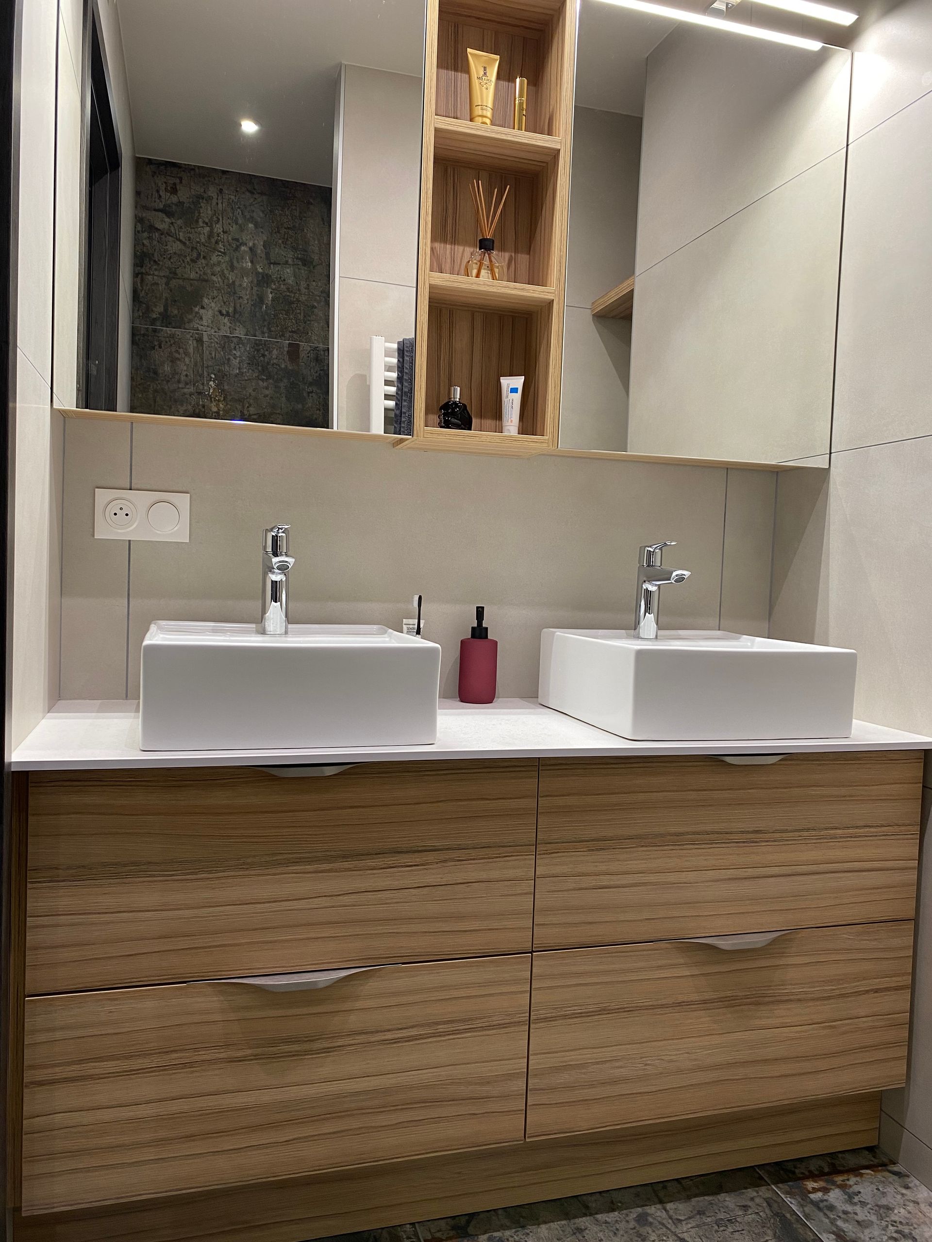 Salle de bains avec double vasque