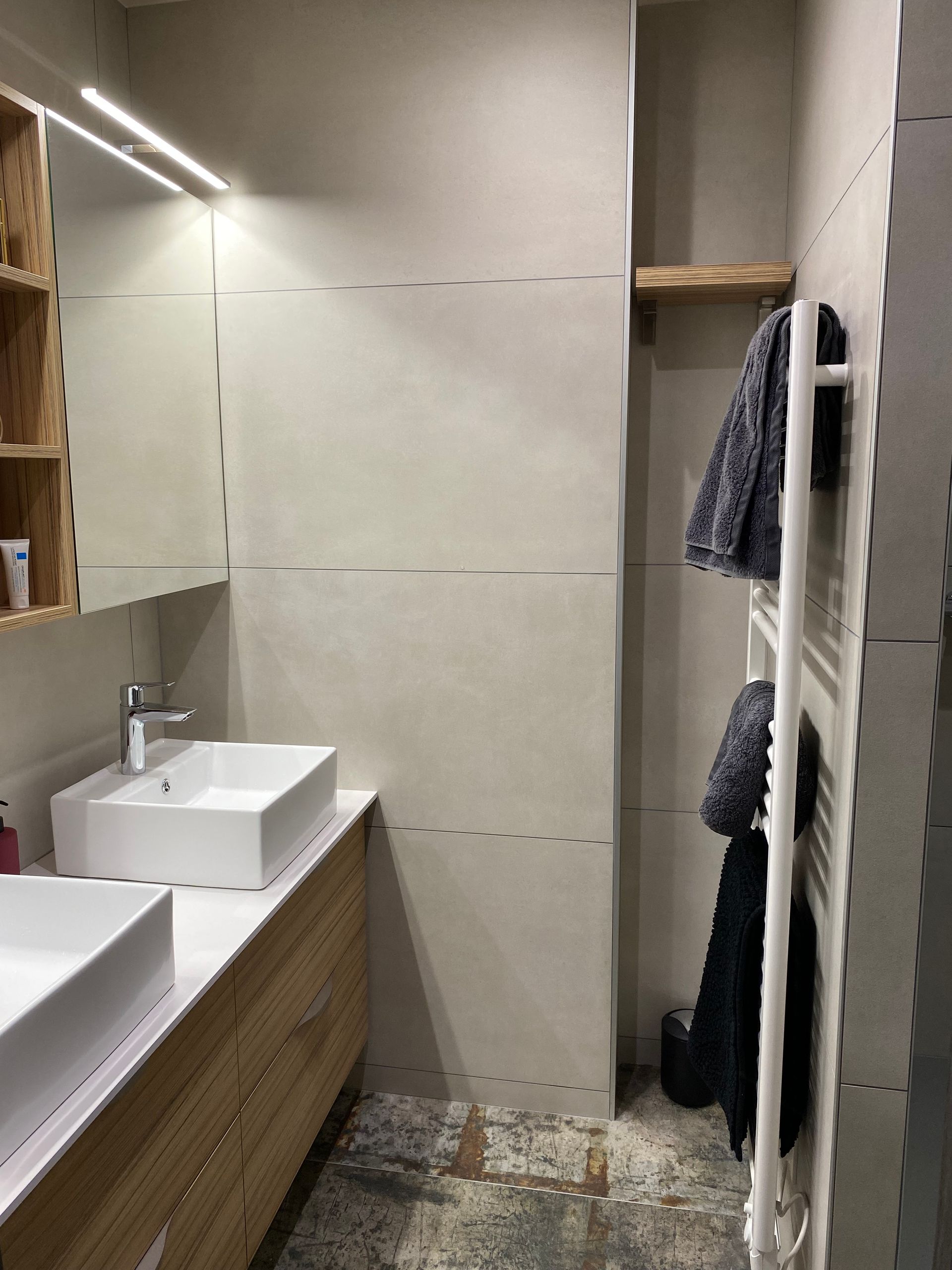 Salle de bains à grands carreaux gris clair