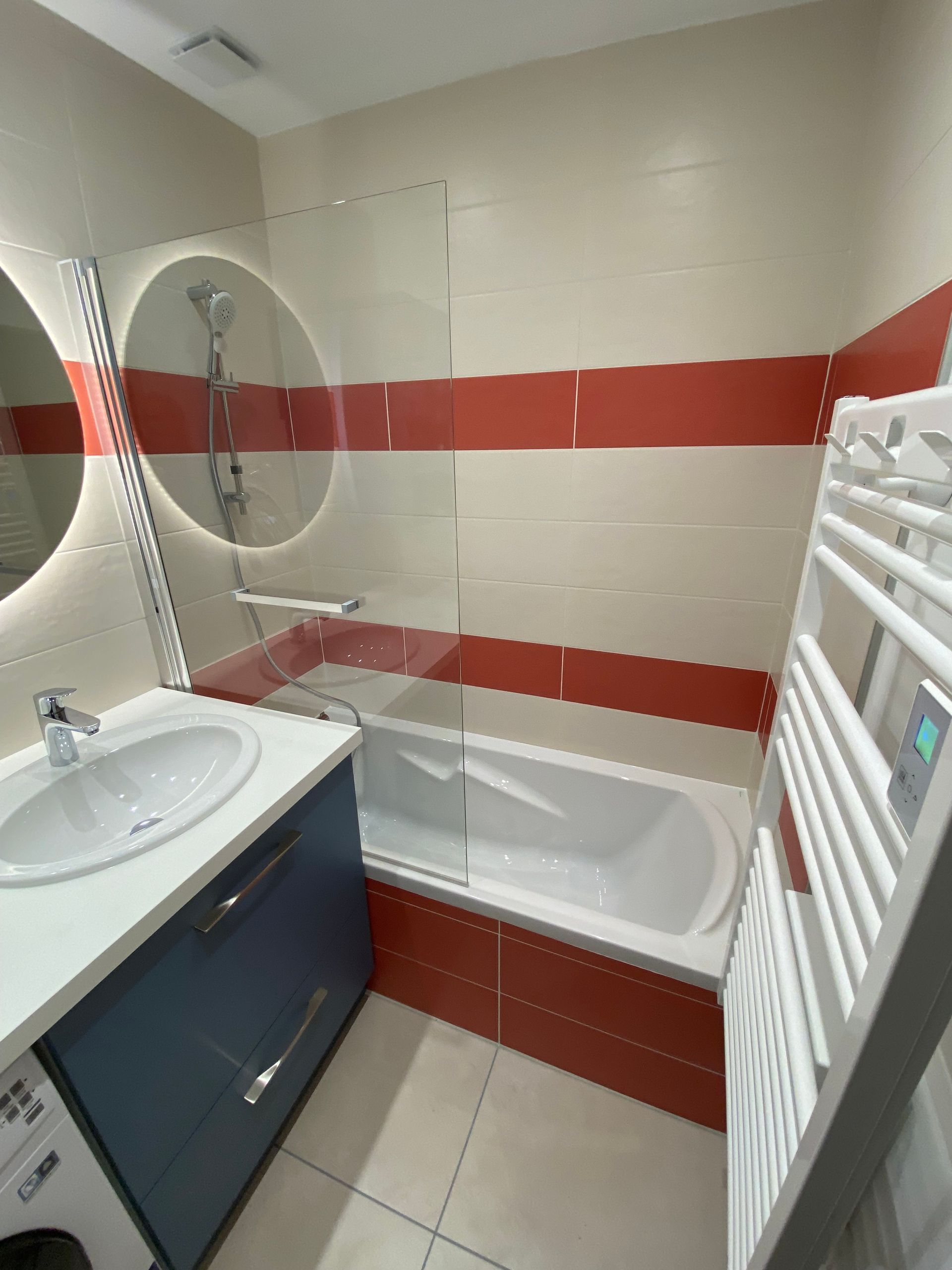 Salle de bains blanche et rouge avec baignoire
