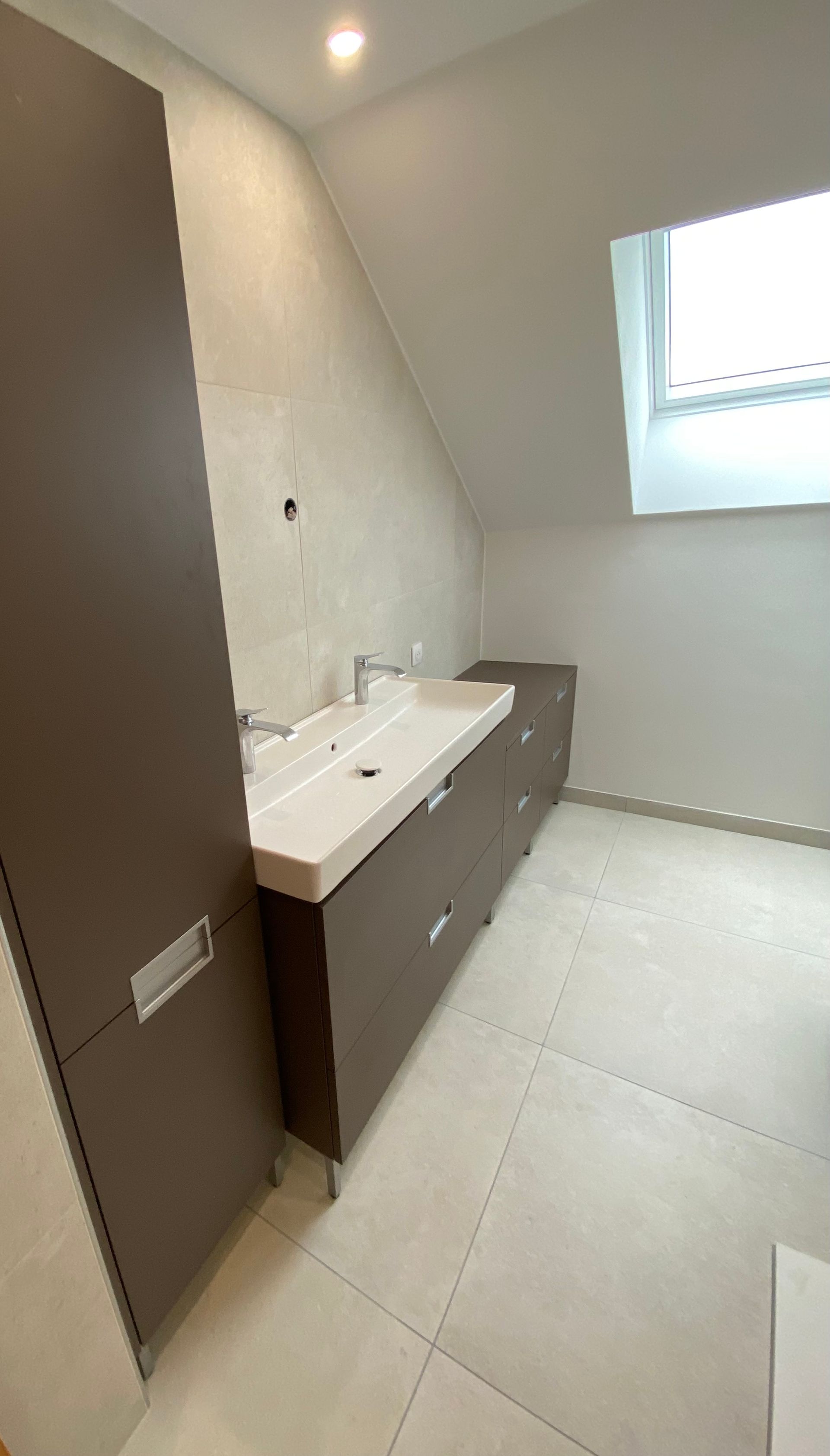 Salle de bains avec vasque rectangulaire et meubles gris