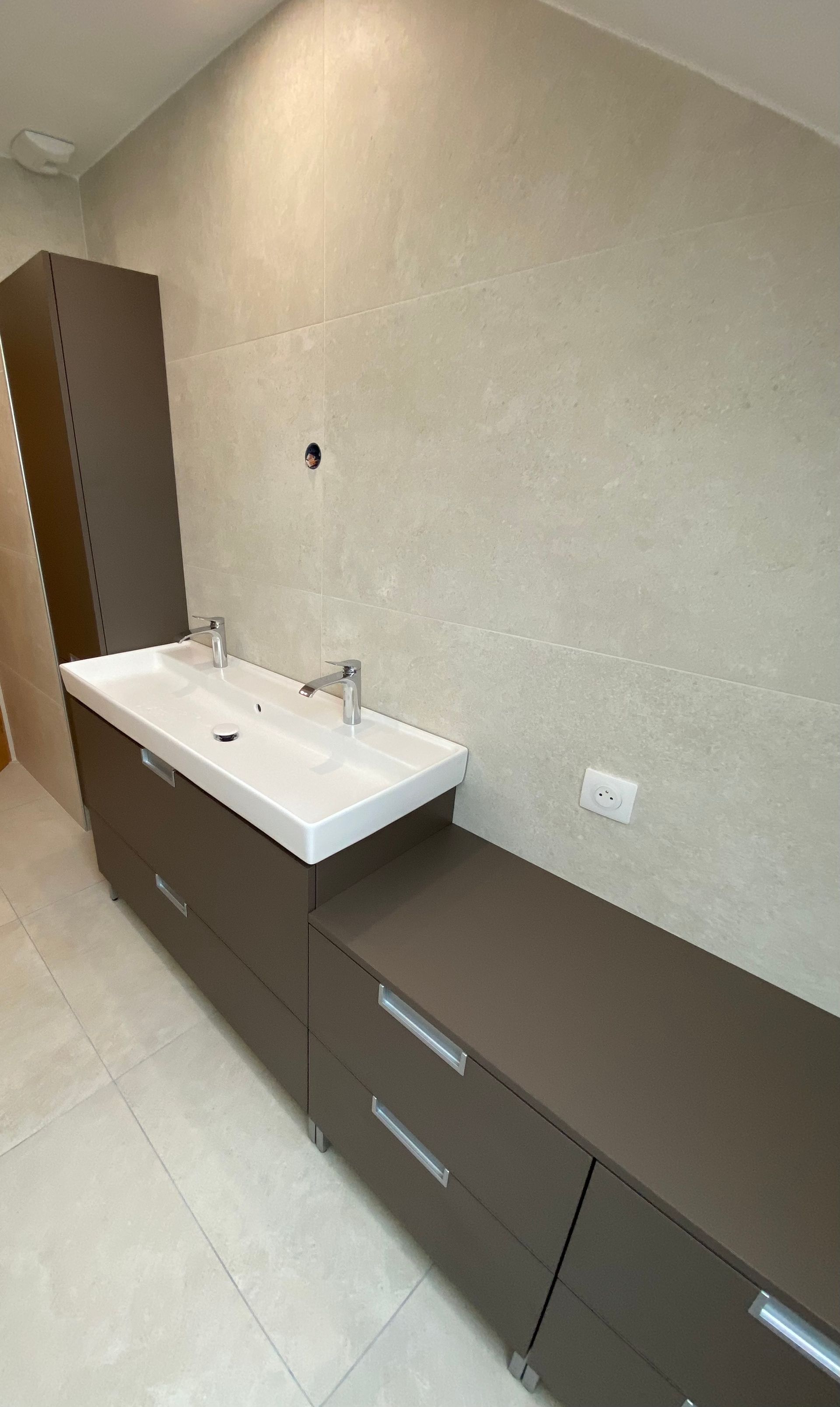 Salle de bains avec grande vasque rectangulaire et meubles gris anthracite