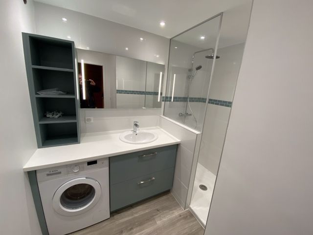 Salle de bains avec machine à laver encastrée