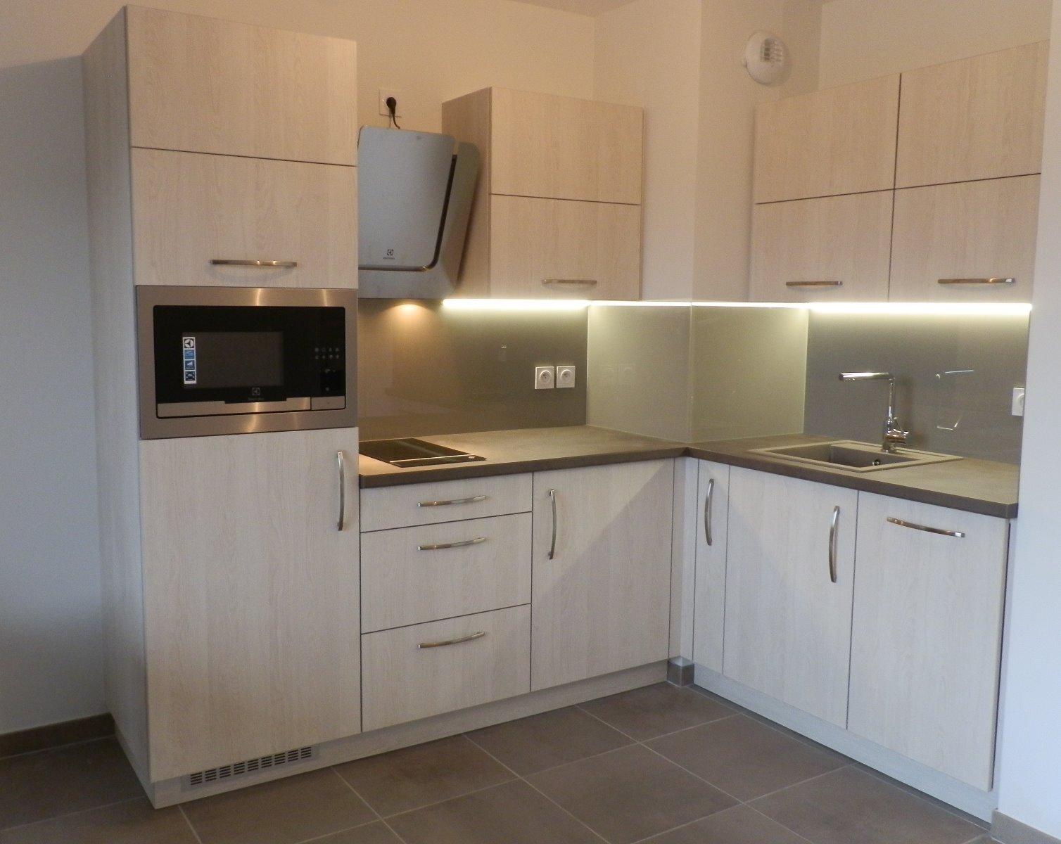 Façades en stratifié chêne gladstone blanc, plan de travail couleur terre sablée