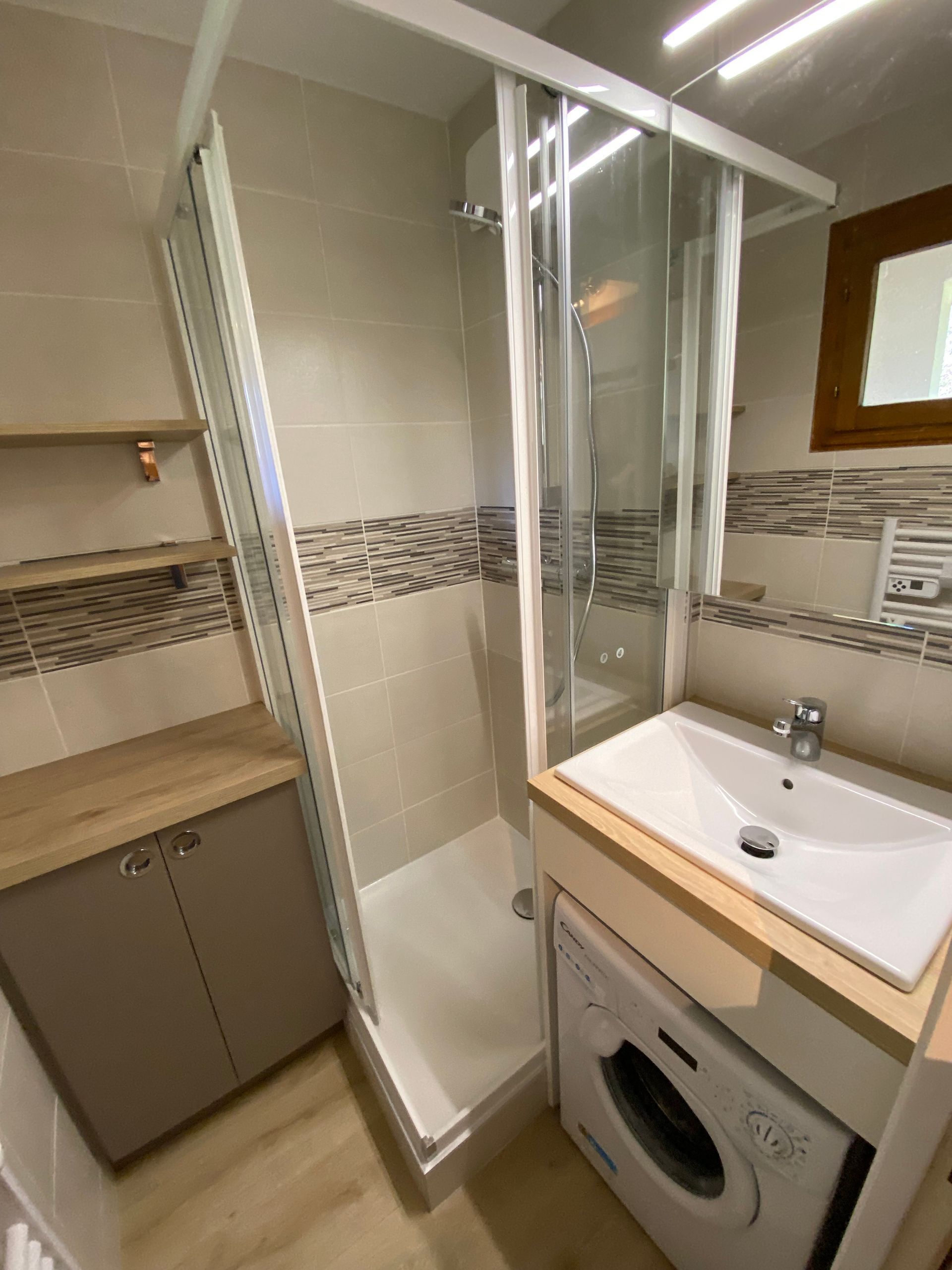 Salle de bains moderne avec meubles en bois et cabine de douche