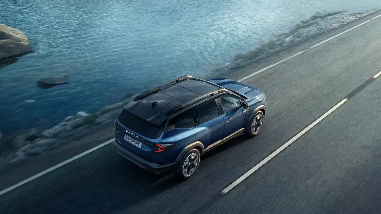 Voiture Dacia qui roule sur une route