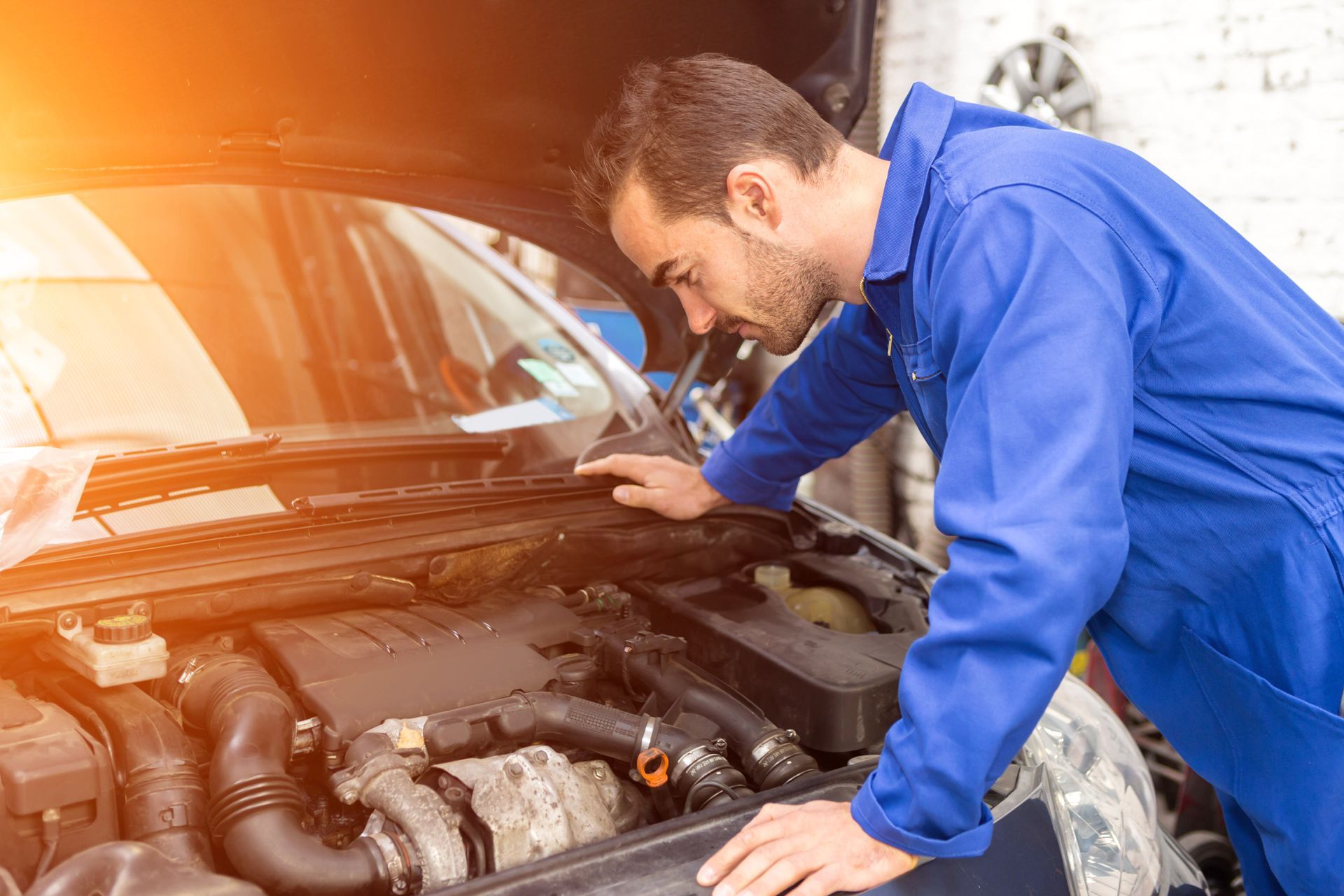 Mécanicien qui inspecte un moteur