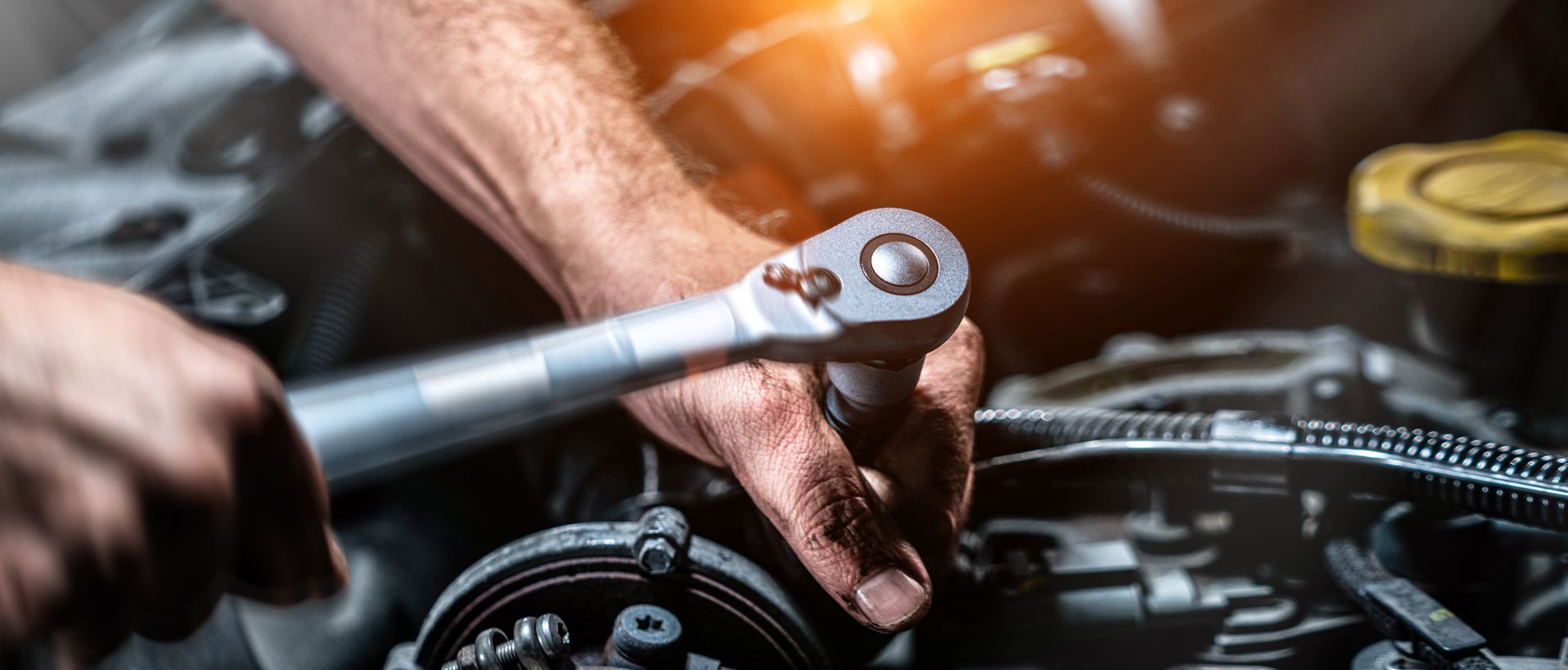 Main qui serre des vis sur un moteur