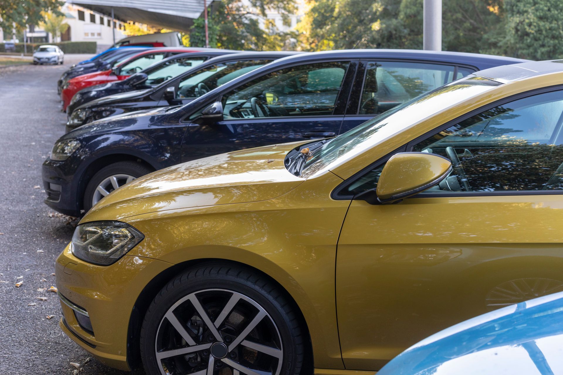 Plusieurs voiture garées les unes à côté des autres dehors