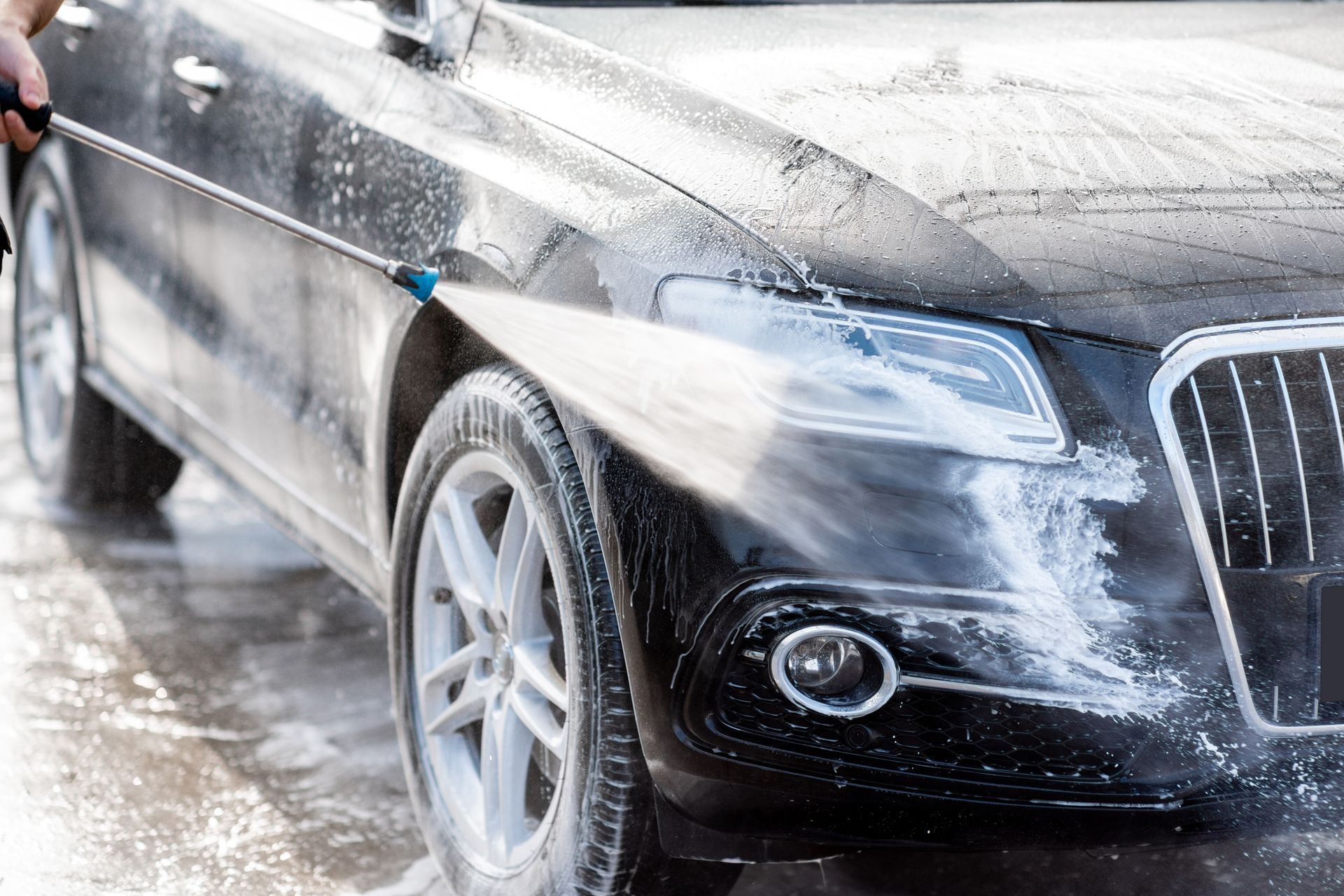 Jet d'eau sur une voiture