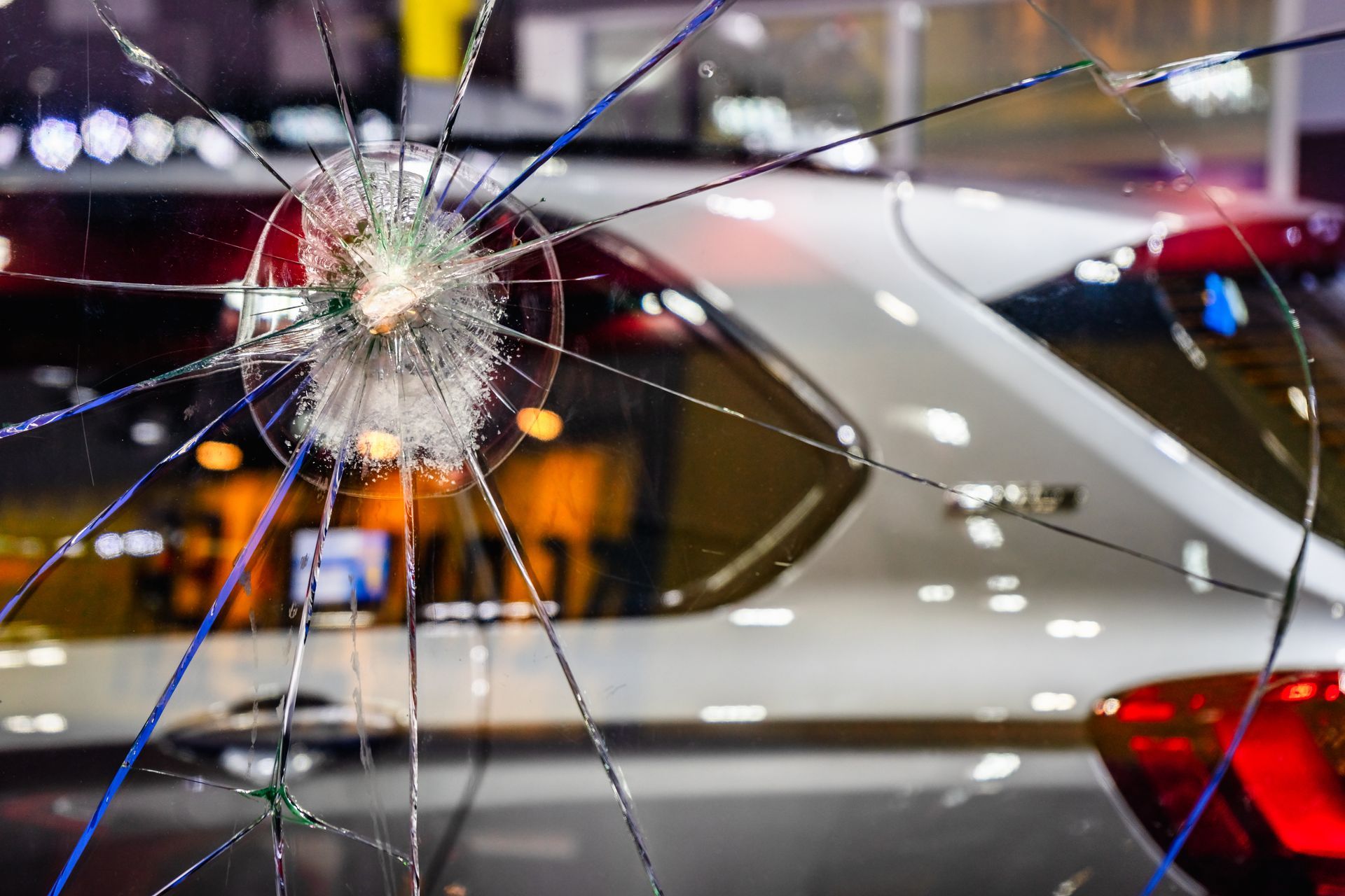 Impact sur le pare-brise d'une voiture