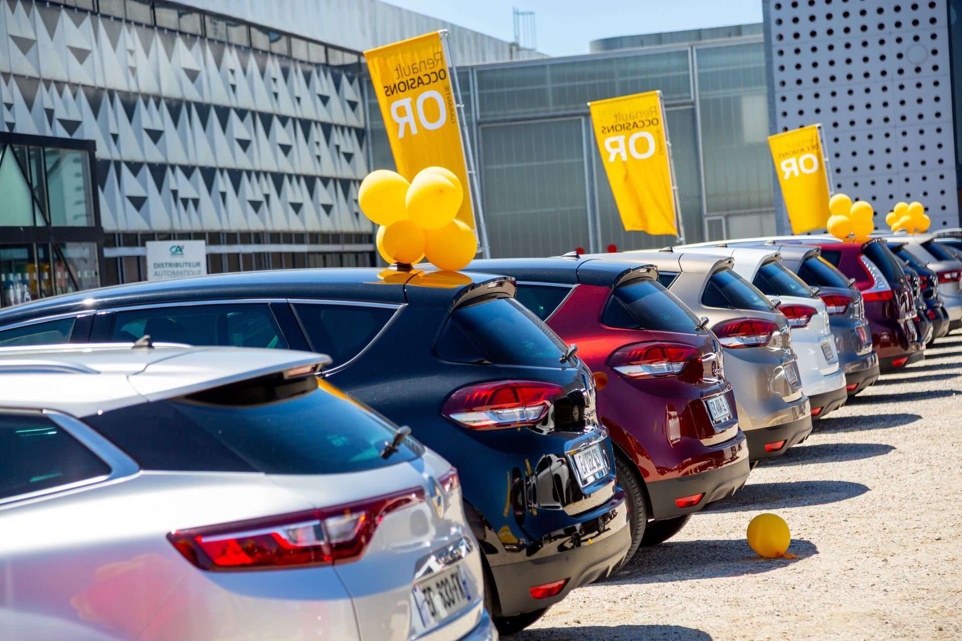 Parc automobile de véhicules d'occasion exposés en extérieur 