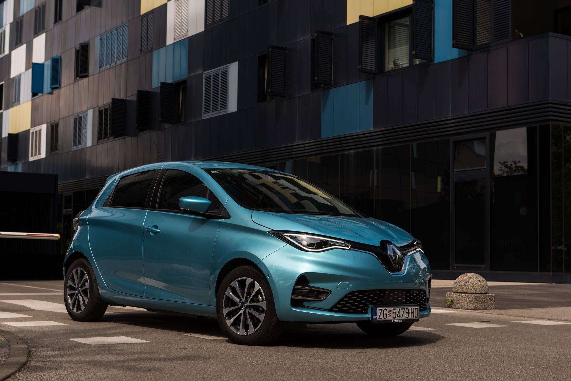 Véhicule Renault dans une rue