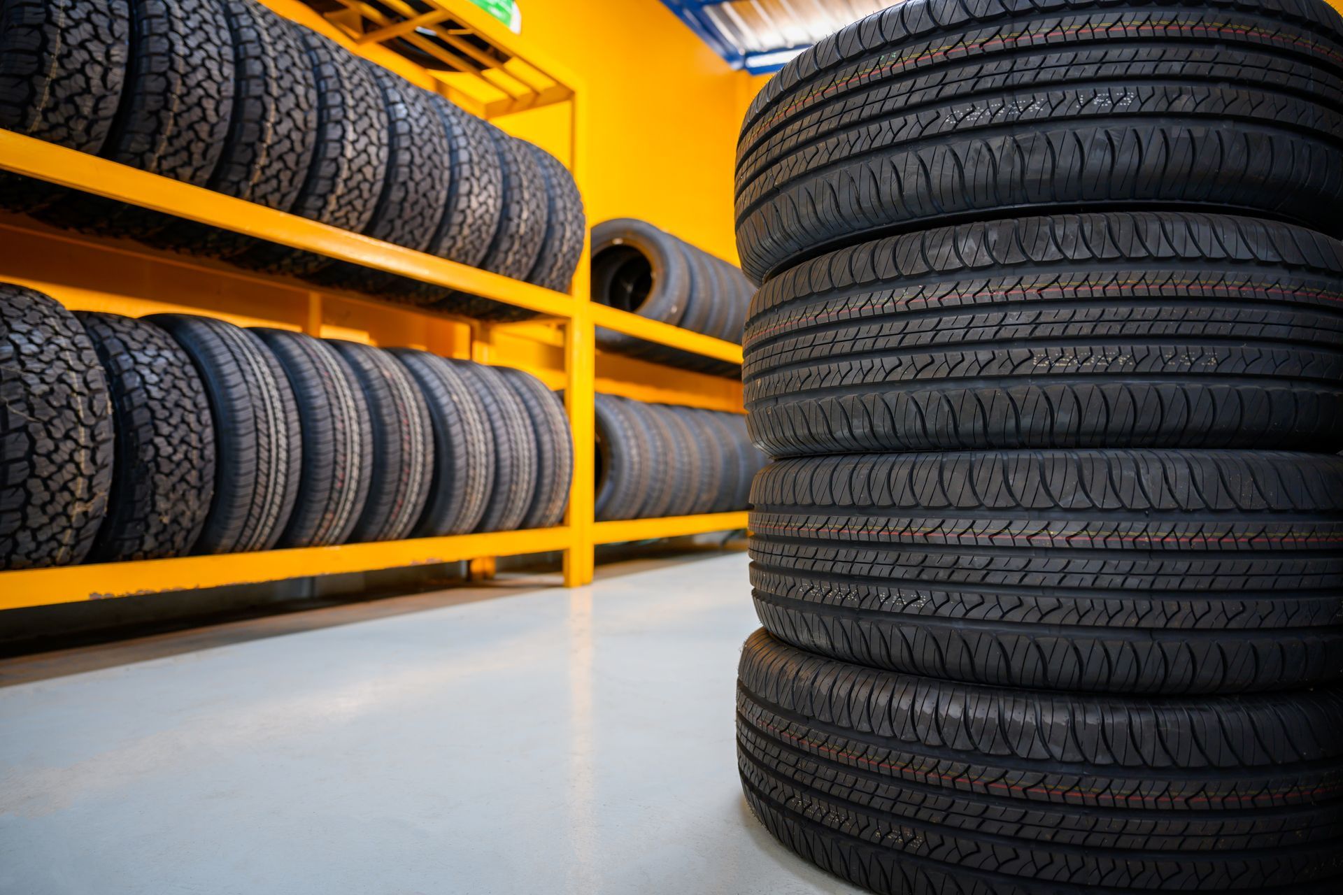 Stock de pneus dans un garage